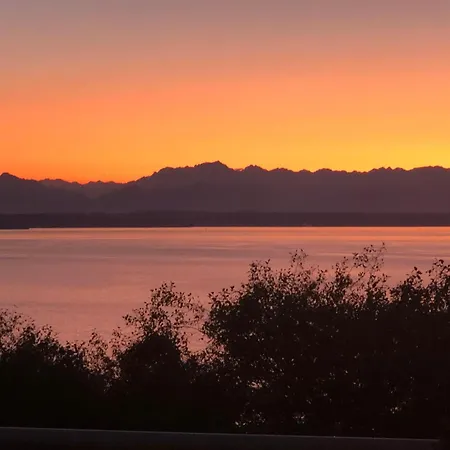 1-Bedroom Seaview Guesthouse On Seattle Luxury Estate With Views Of Olympic Mountains